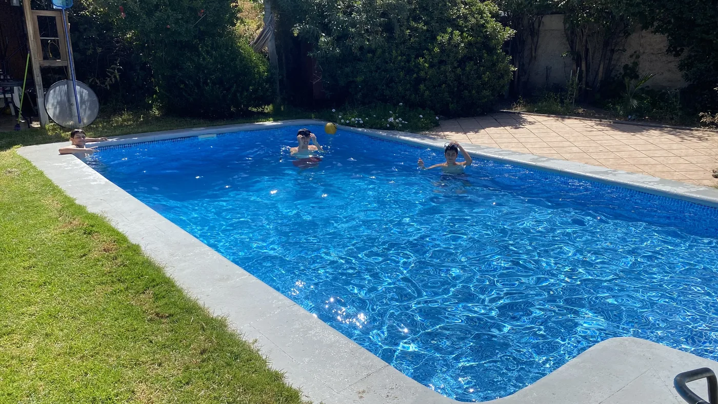 Niños capeando el calor en un día de sol en Patio Estados Unidos