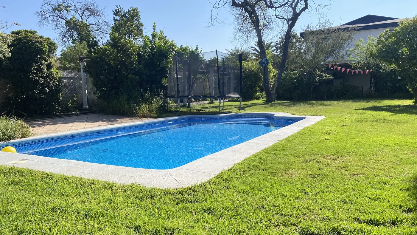 Áreas verdes con pasto y árboles en Patio Estados Unidos, La Florida